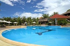 een groot blauw zwembad in een resort bij Ocean Star Resort in Mũi Né