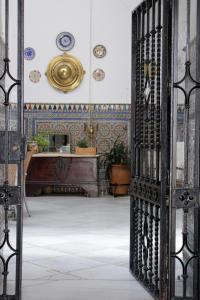 una puerta abierta a una habitación con una mesa en un edificio en Pension el Portillo, en Córdoba