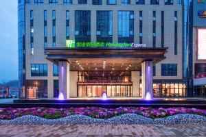 un edificio con una fuente en frente en Holiday Inn Express Chongqing Zhongxian by IHG, en Zhongzhou
