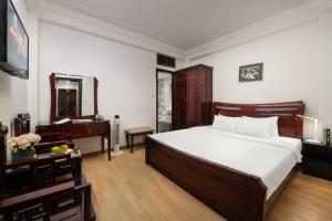 Giường trong phòng chung tại Little Hanoi Hotel