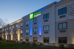 Um edifício com um letreiro que lê Houston Burger. em Holiday Inn Express Cleveland Airport - Brook Park, an IHG Hotel em Brook Park