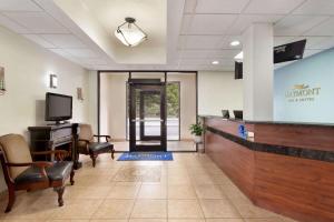 een lobby van een ziekenhuis met een wachtkamer bij Baymont by Wyndham Grovetown Augusta in Augusta