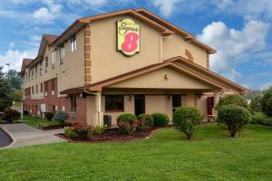 un hotel con un cartel rosa encima en Super 8 by Wyndham Abingdon VA, en Abingdon