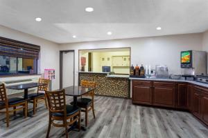 Super 8 by Wyndham Abingdon VA tesisinde mutfak veya mini mutfak