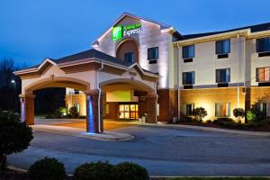 ein Hotel mit einem Schild auf der Vorderseite in der Unterkunft Holiday Inn Express Forest City, an IHG Hotel in Forest City