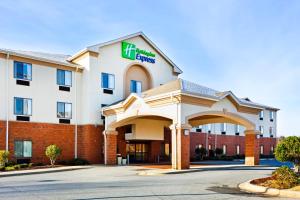 フォレスト・シティにあるHoliday Inn Express Forest City by IHGの建物の正面に看板があるホテル