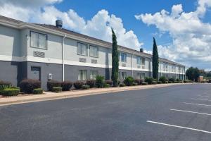 una calle vacía delante de un edificio en Quality Inn Prattville I-65, en Prattville