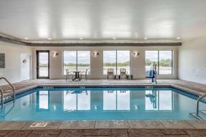 Piscina a MainStay Suites Waukee-West Des Moines o a prop