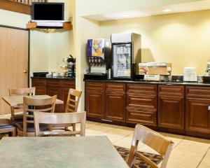 a restaurant with tables and chairs and a coffee shop at Quality Inn Bolingbrook I-55 in Bolingbrook