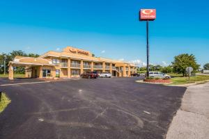 a hotel with a sign in front of a parking lot at Econo Lodge Kearney - Liberty in Kearney