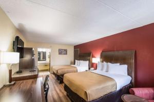 Postel nebo postele na pokoji v ubytování Econo Lodge Kearney - Liberty + 19 fotografií