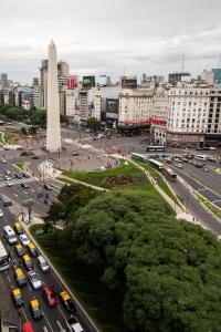 una ciudad ocupada con mucho tráfico y un monumento en Bristol Hotel en Buenos Aires