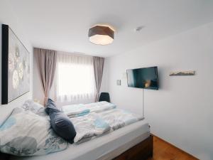 Postel nebo postele na pokoji v ubytování Montanas - Luxuswohnung mit Kamin - Nahe Caumasee & Talstation