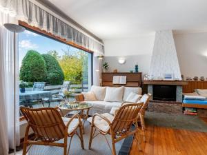 ein Wohnzimmer mit einem Sofa, einem Tisch und Stühlen in der Unterkunft Holiday home in Langscheid with panoramic view in Langscheid