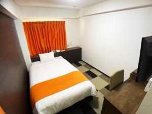 静岡市にあるハイセットホテル静岡インターのベッド1台とテレビが備わる小さな客室です。