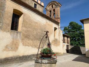 Pergine ValdarnoにあるSpacious apartment for 4 people in rustic atmosphere with private gardenの十字鉢教会