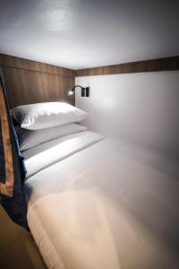 Postel nebo postele na pokoji v ubytování UNWND Boutique Hotel Makati
