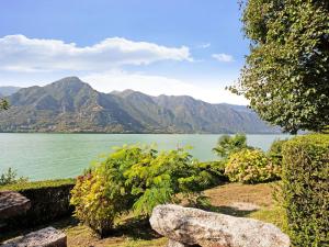 a view of a lake with mountains in the background at Belvilla by OYO Fienile Regoli Due in Crone