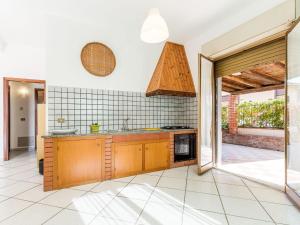 Kitchen o kitchenette sa Belvilla by OYO Casa Fassari