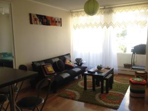 sala de estar con sofá y mesa en Departamento vista al mar, en Valparaíso