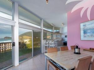 comedor con mesa y vistas al océano en SeaCrest on Blueys Beach, en Blueys Beach