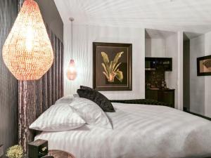 Postel nebo postele na pokoji v ubytování Campania Spa Suite 1 + 15 fotografií