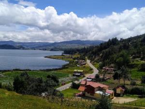 a view of a lake with houses and a road at Hospedaje Villa Isabel in Aquitania