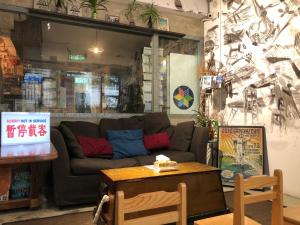 un soggiorno con divano e tavolo di Hop Inn a Hong Kong