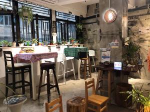 un ristorante con un bar con sgabelli e tavoli di Hop Inn a Hong Kong