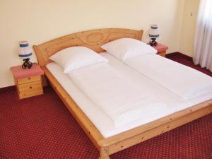 A bed or beds in a room at Landgasthof Sonne