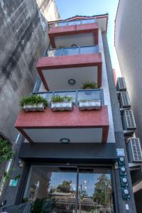 安平的住宿－Hygge! 安平行旅，一座建筑,设有两个种有植物的阳台