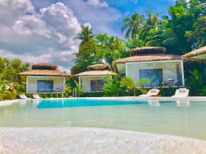 Der Swimmingpool an oder in der Nähe von Mangata Boutique Bungalows