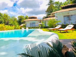 Der Swimmingpool an oder in der Nähe von Mangata Boutique Bungalows