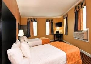 ein Hotelzimmer mit 2 Betten und einem TV in der Unterkunft The Prince Hotel in Tunkhannock