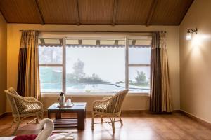 Bazén v ubytování KSTDC Hotel Mayura Valley View Madikeri nebo v jeho okolí