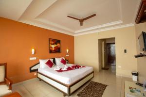 Postel nebo postele na pokoji v ubytování KSTDC Hotel Mayura Valley View Madikeri