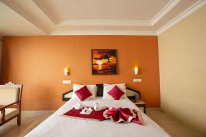 Postel nebo postele na pokoji v ubytování KSTDC Hotel Mayura Valley View Madikeri