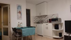 Kuhinja ili čajna kuhinja u objektu Onix - Orfű Apartman