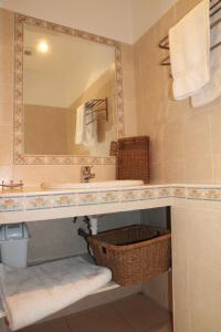 ein Bad mit einem Waschbecken und einem Spiegel in der Unterkunft Domaine Les 4 Vents in Patrimonio