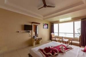 TV a/nebo společenská místnost v ubytování KSTDC Hotel Mayura Valley View Madikeri