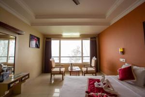 Postel nebo postele na pokoji v ubytování KSTDC Hotel Mayura Valley View Madikeri