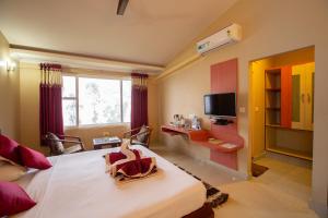 TV a/nebo společenská místnost v ubytování KSTDC Hotel Mayura Valley View Madikeri