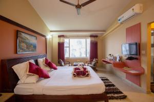 TV a/nebo společenská místnost v ubytování KSTDC Hotel Mayura Valley View Madikeri