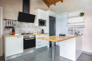 A kitchen or kitchenette at Villa La Era 1