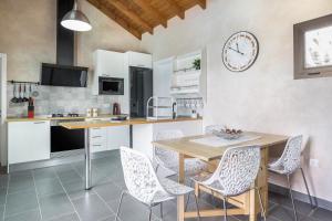 A kitchen or kitchenette at Villa La Era 1