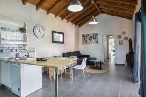 A kitchen or kitchenette at Villa La Era 1
