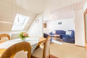 a living room with a table and a couch at Ferienwohnung zum Seeblick in Öhningen