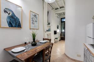 un comedor con una mesa y un pájaro en la pared en Nostromondo Apartments in Rome City Centre, en Roma