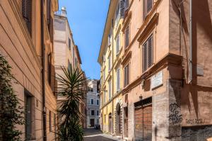 un callejón entre dos edificios en una ciudad en Nostromondo Apartments in Rome City Centre, en Roma
