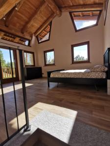 Residenza di Campagna في Chiaverano: غرفة نوم بسريرين في غرفة بها نوافذ